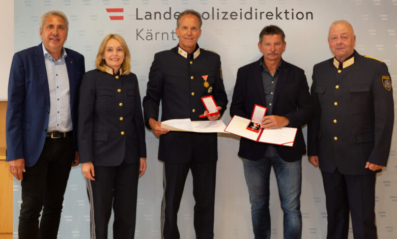 Hohe sichtbare Auszeichnungen für Abteilungsinspektor Heribert Patterer sowie Chefinspektor iR Walter Zarfl © LPD-K