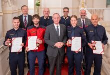 Die vier geehrten Lebensretter der LPD Tirol; 1. Reihe v.l.: Insp Alexander Stock, AbtInsp Mathias Außerdorfer, Innenminister Mag. Gerhard Karner, Inspin Nicole Peer und GrInsp Reinhard Hinter 2. Reihe v.l.: Sektionsleiter III Dr. Mathias Vogl, Leiter DSE MinRat Bernhard Treibenreif, stv. Landespolizeidirektor von Tirol HR Mag. Johannes Freiseisen MA und Sektionsleiter I Mag. Karl Hutter MBA © BMI, Jürgen Makowecz