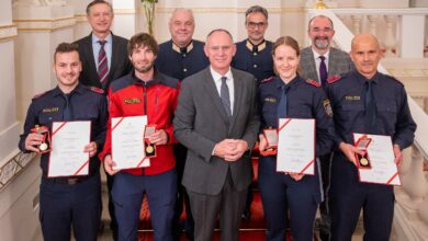 Die vier geehrten Lebensretter der LPD Tirol; 1. Reihe v.l.: Insp Alexander Stock, AbtInsp Mathias Außerdorfer, Innenminister Mag. Gerhard Karner, Inspin Nicole Peer und GrInsp Reinhard Hinter 2. Reihe v.l.: Sektionsleiter III Dr. Mathias Vogl, Leiter DSE MinRat Bernhard Treibenreif, stv. Landespolizeidirektor von Tirol HR Mag. Johannes Freiseisen MA und Sektionsleiter I Mag. Karl Hutter MBA © BMI, Jürgen Makowecz