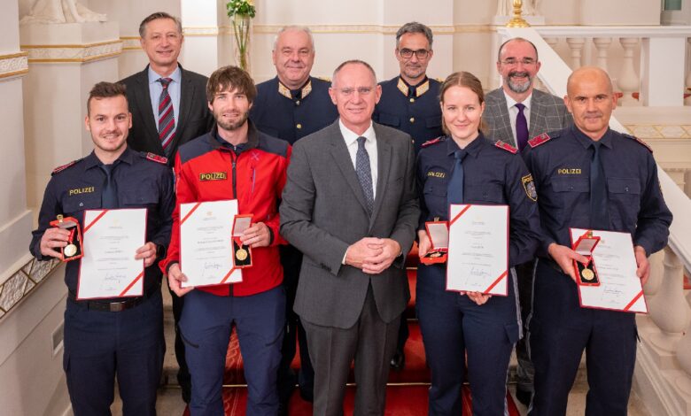 Die vier geehrten Lebensretter der LPD Tirol; 1. Reihe v.l.: Insp Alexander Stock, AbtInsp Mathias Außerdorfer, Innenminister Mag. Gerhard Karner, Inspin Nicole Peer und GrInsp Reinhard Hinter 2. Reihe v.l.: Sektionsleiter III Dr. Mathias Vogl, Leiter DSE MinRat Bernhard Treibenreif, stv. Landespolizeidirektor von Tirol HR Mag. Johannes Freiseisen MA und Sektionsleiter I Mag. Karl Hutter MBA © BMI, Jürgen Makowecz