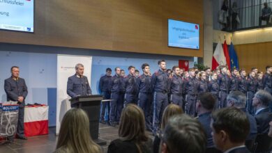 Landespolizeidirektor Mag. Helmut Tomac gratulierte den Aspirantinnen und Aspiranten zur abgeschlossenen Ausbildung und wünschte ihnen alles Gute für ihr weiteres berufliches Leben © Polizei Tirol