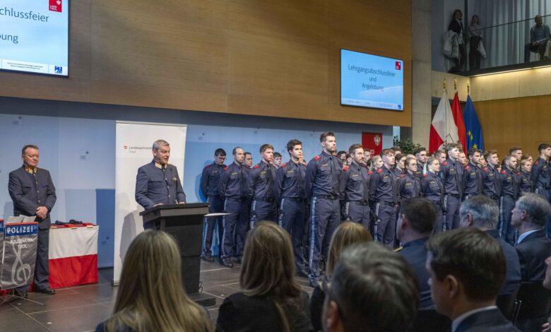 Landespolizeidirektor Mag. Helmut Tomac gratulierte den Aspirantinnen und Aspiranten zur abgeschlossenen Ausbildung und wünschte ihnen alles Gute für ihr weiteres berufliches Leben © Polizei Tirol