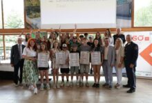 Die Preisträger mit den hochrangigen Repräsentanten aus Politik, Bildungsdirektion, Polizei und dem Kompetenzzentrum Sicheres Österreich Landesklub Tirol. Foto Polizei