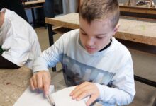 ASO Sillian: Luis beim konzentrierten Arbeiten mit Ytong