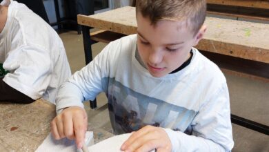 ASO Sillian: Luis beim konzentrierten Arbeiten mit Ytong